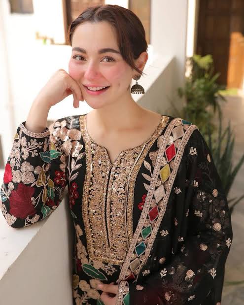 Hania Amir Trending 9000 micro