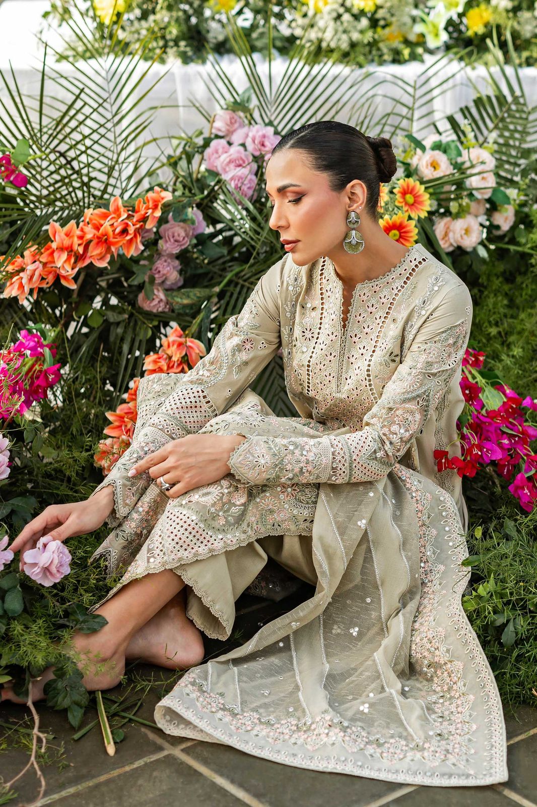 Luxury Embroidered Lawn 3pc Article
