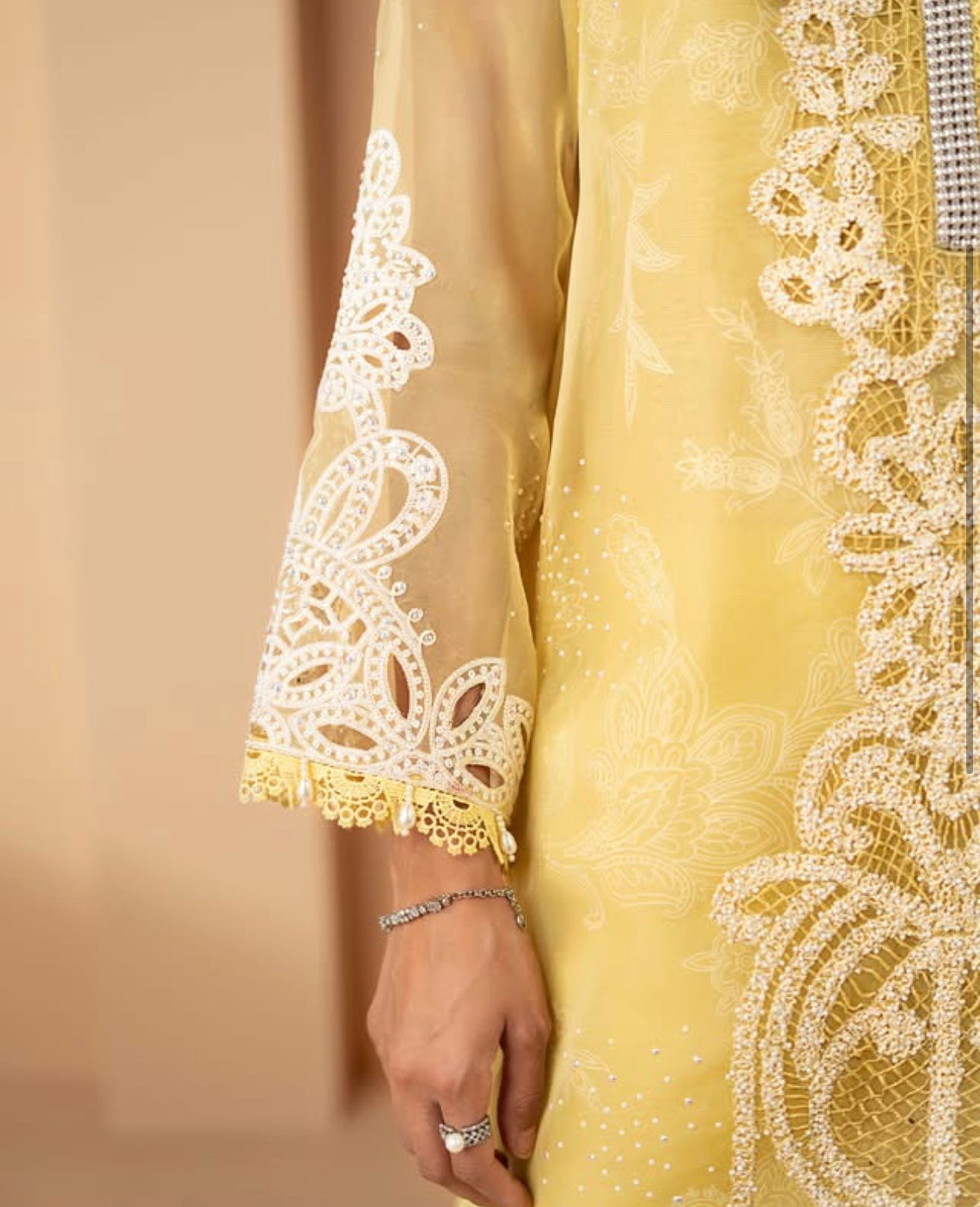 LUXURY EMBROIDERED LAWN 3 PC LAWN ARTICLE